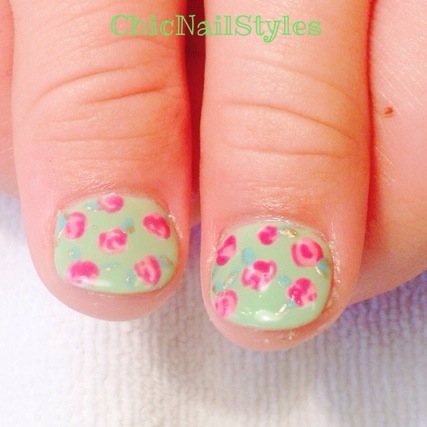 This floral pattern on the thumbs reminds me of a pretty Easter dress :)