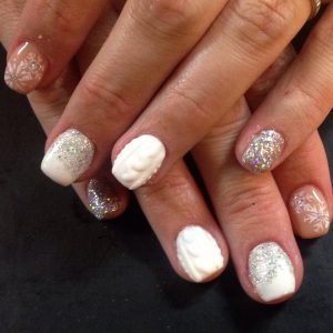 Short and sweet coffin shaped nails with Christmas nail art! 
